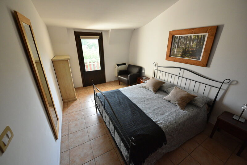 Camera da letto luminosa con armadio e accesso al terrazzo